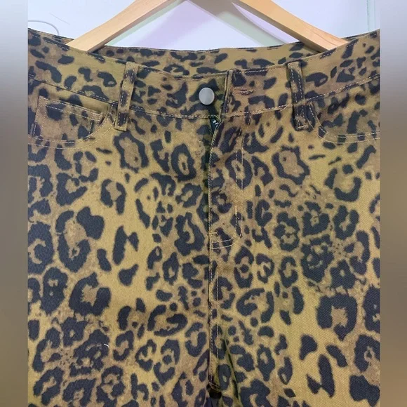NWT Leopard print jeans - Picture 2 of 3